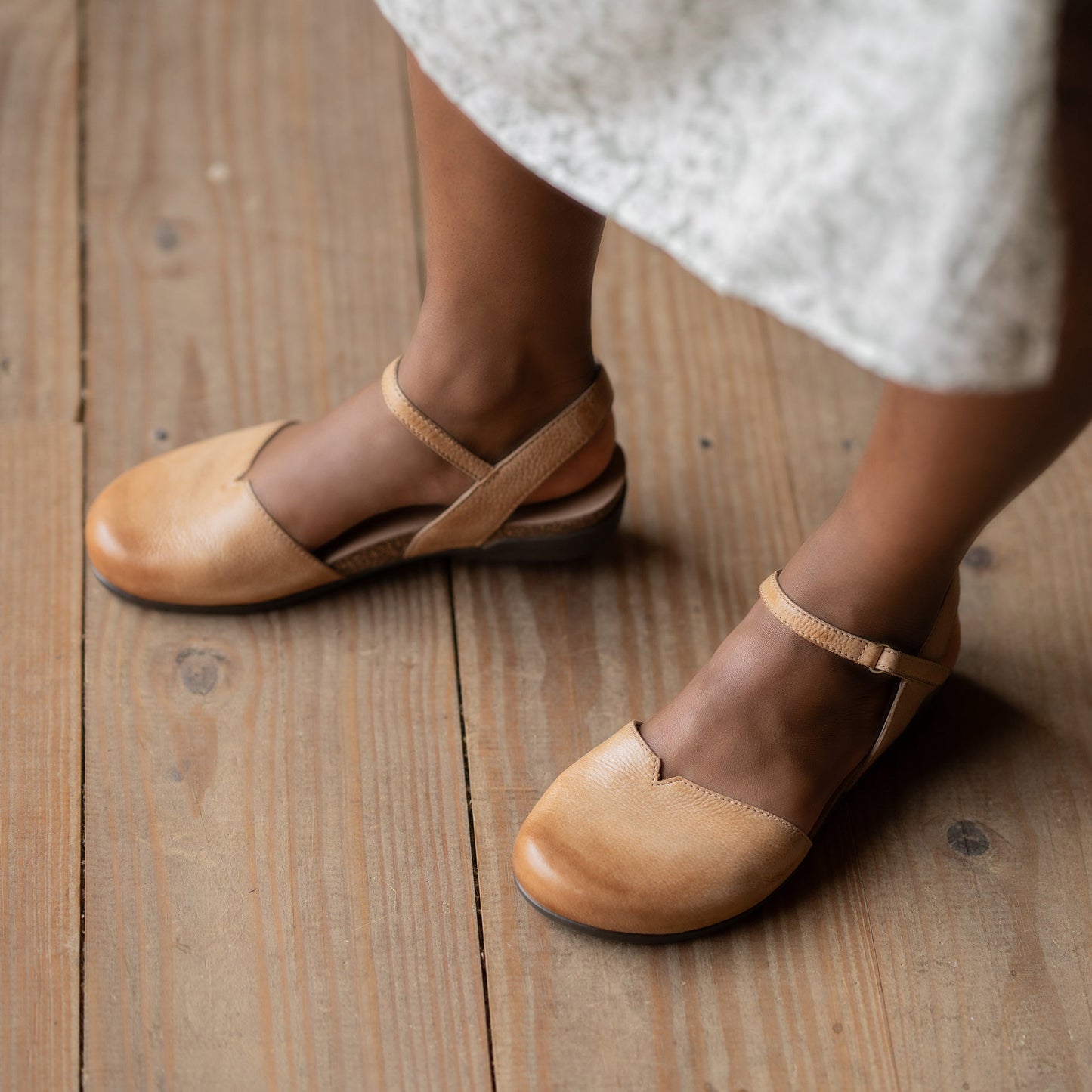 Dansko Rowan Wide Honey Distressed